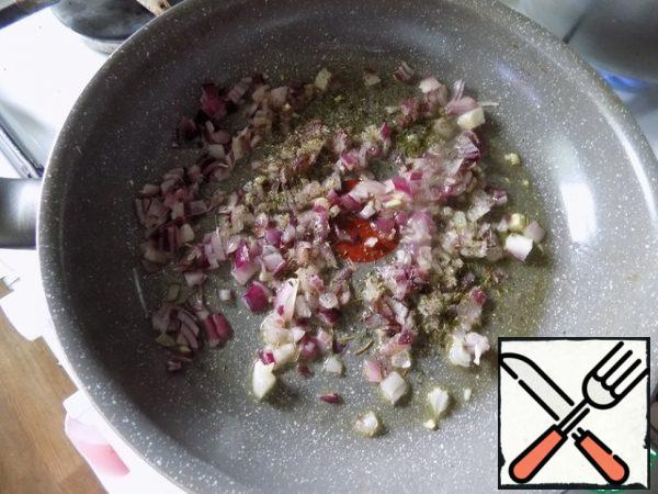 Make the second filling. Pour olive oil into the pan. Since the dish is Italian cuisine it is better to use olive oil. Heat it and spread finely chopped garlic. In a minute sent to the pan the finely chopped red onion. Fry it a little until soft. Add the thyme. Connect.