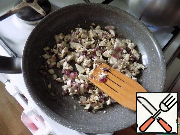 Next, send finely chopped meat of boiled chicken. Salt to taste. Stir and the filling is ready.