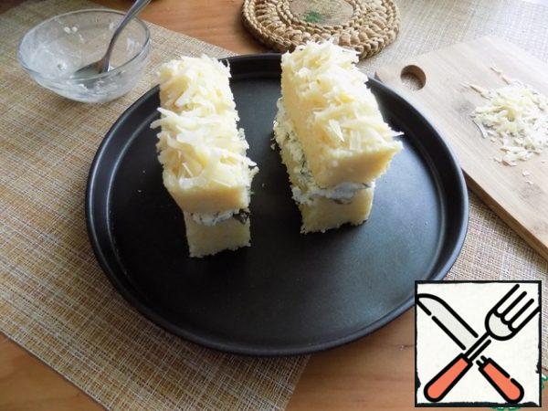 then the pieces are joined together with different fillings. It turned out to be such a "pie". We will need a baking dish or baking tray. Put the portions into it. Sprinkle parmesan (hard cheese) on top and put the form to bake for 10 minutes in a preheated oven at t-180 C. Everything you need for polenta is ready, we just need it to brown a little and the cheese on top melted.
