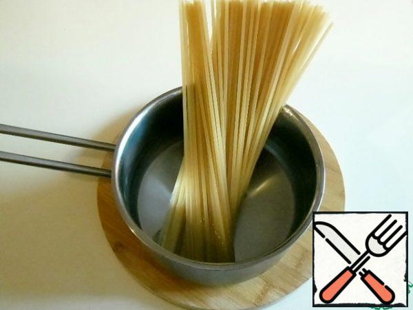 I'm not good at Spanish, but I realized that on the package with pasta, the ingredients of the first item is listed semolina.
So I correctly prepare my homemade noodles, adding semolina to the dough of fine grinding.
The package also indicates the cooking time-8 minutes. And so I did.