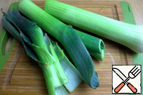 Cut the leeks in half, then lengthwise to rinse inside.