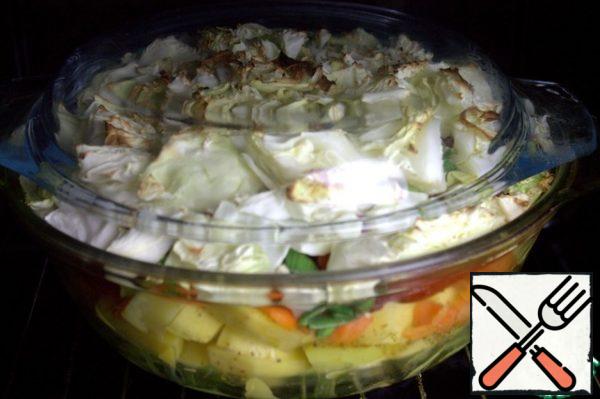 I covered it with a glass lid. If the cabbage on top of much stick, can be put under the cover of a leaf of parchment.