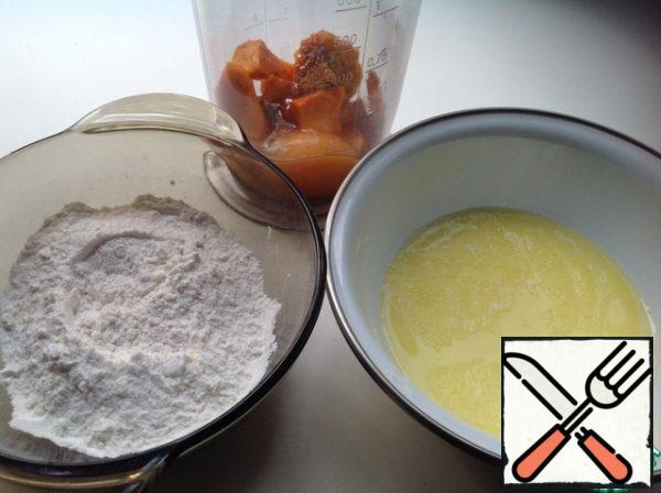 In a blender, mix the pumpkin, eggs, sugar, salt. Melt the butter in the milk.
Mix and mix well the dry mixture-flour and baking powder, if the pancakes are sweet, then add cinnamon, cardamom and cloves.