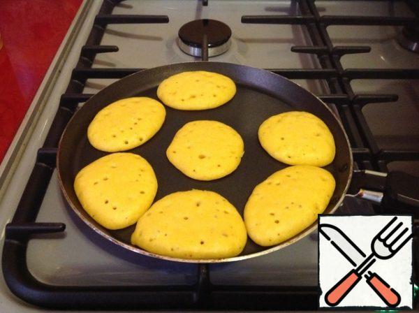 Spread with a spoon on a dry non-stick frying pan. Fry over medium heat until bubbles appear.
