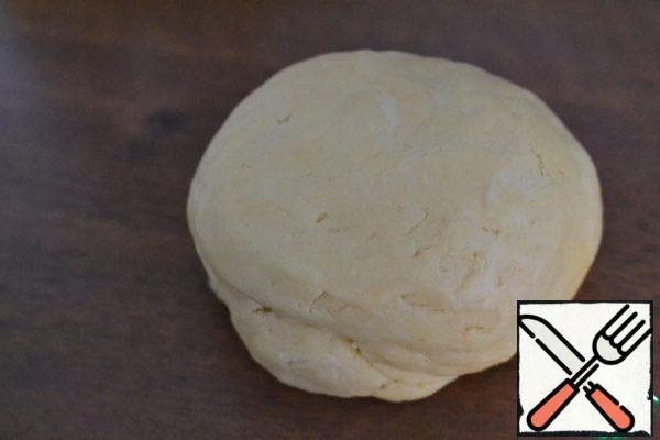 The finished dough is wrapped in plastic wrap and left in the refrigerator for 30 minutes.