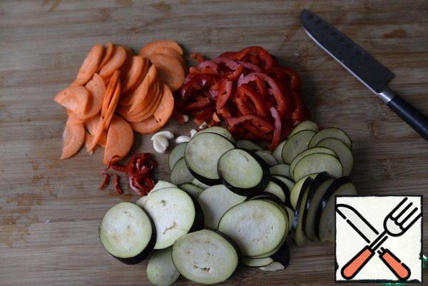 Pepper cut into strips, eggplant and carrots, depending on the size, rings or half rings. Garlic cut in half, hot pepper rings.