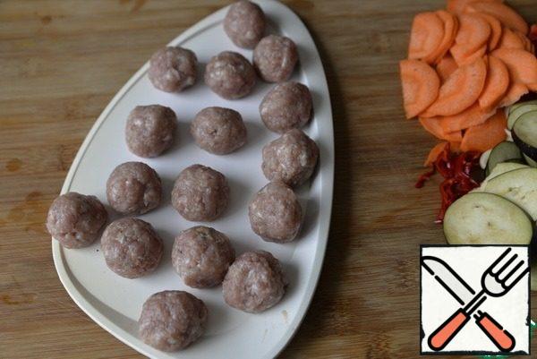 From minced meat sculpt meatballs the size of a walnut.