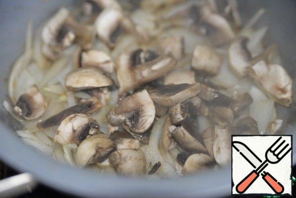 In a saucepan, if necessary, add more oil, fry until transparent onions, put the chopped mushrooms and fry on medium heat for 5 minutes.