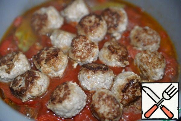 Next, put the fried meatballs on top. Bring meatballs in vegetable sauce to readiness for 15 minutes on medium heat.