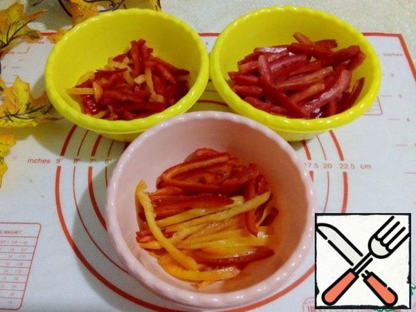 Pepper divide in half on yellow and red. One part cut into short strips, and the other long, spread out in different bowls. From tomatoes hard varieties, type cream, remove the pulp, blot with a paper towel and cut into strips.