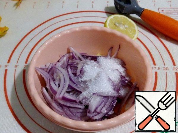 Marinate the onion, adding sugar and lemon juice. Shake hands lightly and set aside.