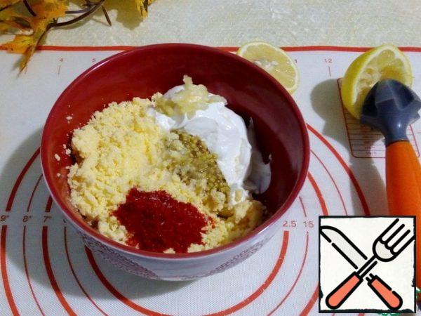 Prepare the sauce. In a bowl, add all the ingredients - sour cream, boiled egg yolks mashed with a fork, crushed garlic, mustard seeds, paprika, salt. Mix thoroughly to get a homogeneous mass. I will stop at sour cream, it should be thick so that the spoon will stand, at least, hang it in gauze overnight. Or take less in weight so that the salad can keep its shape. You can add mayonnaise or yogurt.
