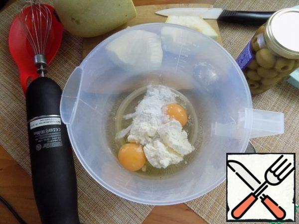 In a bowl, spread the cheese, break the eggs, put the baking powder, sugar and whisk. I used an electronic whisk.