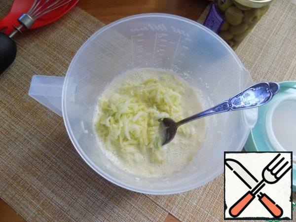 Zucchini grate, spread in the mixture, add salt and whisk again.