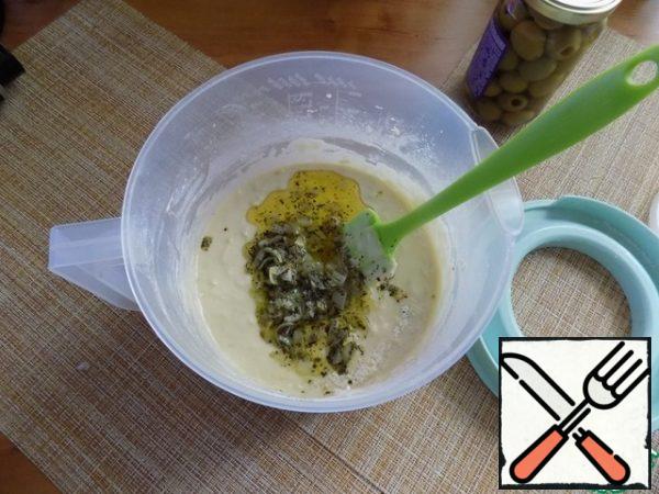 In the mixture, sift the flour, combine and spread the contents of the pan in the dough. Pour the remaining oil. A little oil should be left to grease the baking dish. Carefully combine all the ingredients.