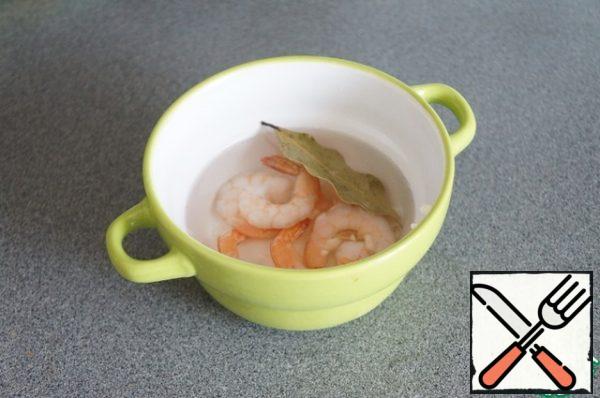 While the vegetables are cooking, cook the shrimp in your favorite way. You can fry a little in butter with garlic. This time I poured boiling water over it, squeezed out garlic and added bay leaf.
Important. Since the shrimp will be inside the soup, they need to be completely cleaned, remove the tails and the black stripe on the ridge.
