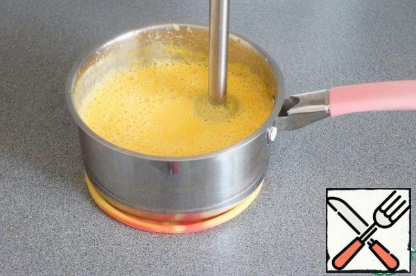 Drain the water in which the vegetables were cooked, set aside. Immersion blender well grind pumpkin and carrots in mashed potatoes, pour the cream. Adjust the necessary density of the broth, adding to taste.