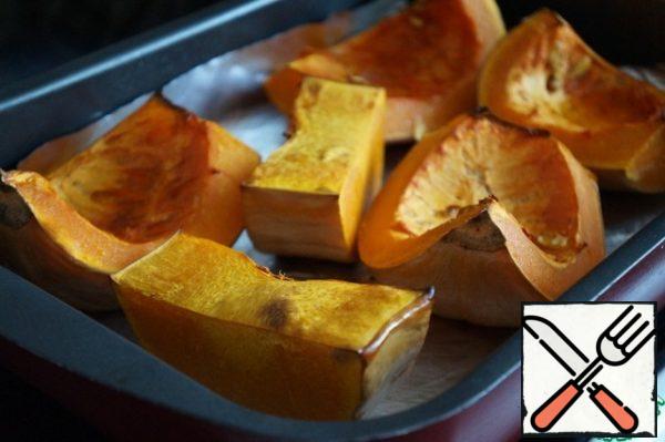 Pumpkin cut into and bake in the oven. Cut the flesh, puree with a blender.