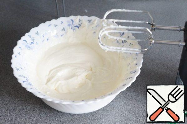 Mix sour cream, cream cheese and powdered sugar. Add a little vanilla. The cream is ready.