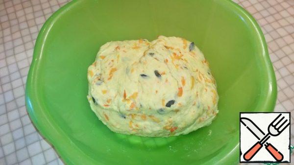Cover the bowl with the dough with a towel and put it in a warm place for 1 hour.
