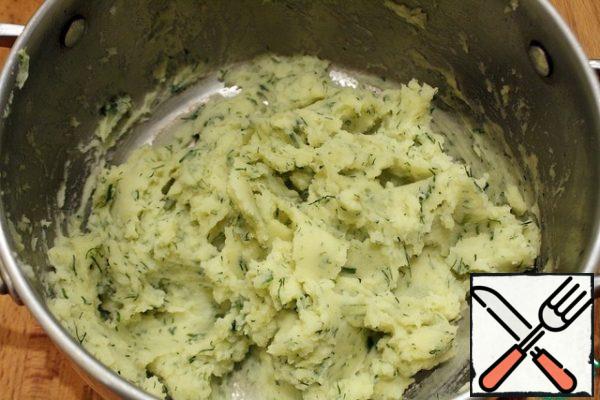Prepare mashed potatoes, add oil, dill and mix well.