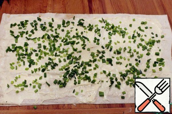 Take a sheet of pita bread, apply melted cheese (leave a little on the next sheet), sprinkle with green onions.