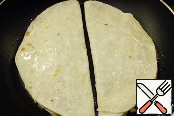 Heat a frying pan with a little oil over medium heat, spread our tortillas, brush the top with vegetable oil and fry for three minutes on each side.