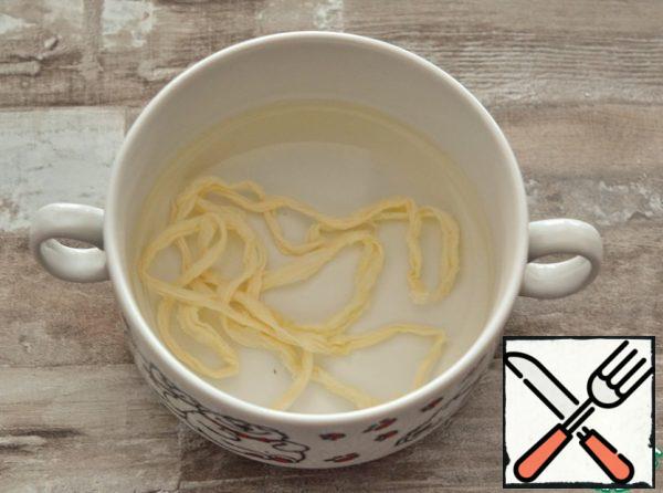 Soak the intestines in warm water for 10-15 minutes
