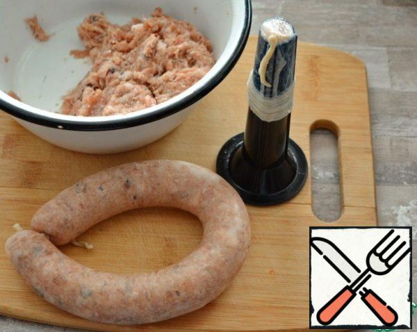 Fill the shell with minced meat. You can do this with a sausage syringe, a nozzle on a meat grinder or just a finger, using instead of a nozzle cut off the neck of a plastic bottle