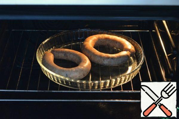 Cook in the oven, observing the temperature regime:
- The first 30 minutes - at a temperature of 40 ° C
- Then 30 minutes at 60 °C
- Then increase the temperature to 80°C and cook for about 1 hour.
If there is a thermometer, then check its readiness. Inside the sausage, the temperature should reach 68-72 ° C, which means that the sausage is ready.
