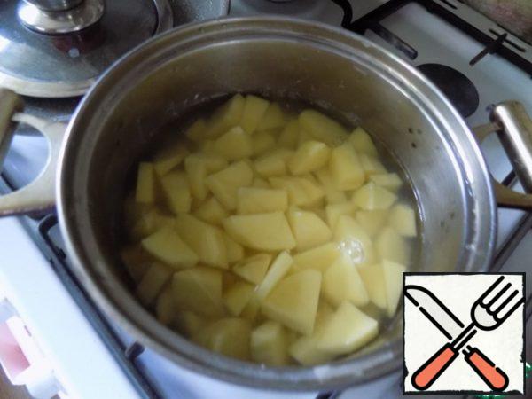 We need to cook potatoes, from which we will make mashed potatoes. Potatoes clean, wash, cut into pieces arbitrarily. Spread in a saucepan, pour boiling water to cover the top of the potatoes about the thickness of a finger. Cook until tender, salt. It's about 20 minutes, depends on the potatoes.