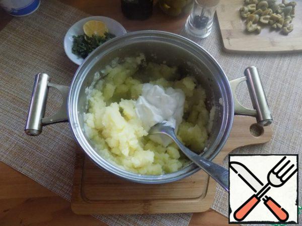 Spread with sour cream. Plug.
