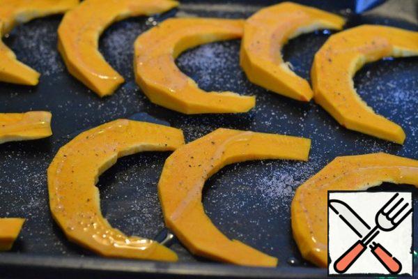 Spread the baking sheet with baking paper or Teflon sheet.
Lay out the pumpkin, stepping away from each other.
Sprinkle with sunflower oil, salt and pepper.
Bake in preheated oven at 180g for 20-25 minutes until soft.