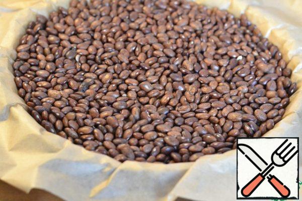 Cover the dough with baking paper, pour out the beans (make the filling). Bake the base for the custard pie in a preheated oven at 180g for 20 minutes. Remove the paper and beans.
