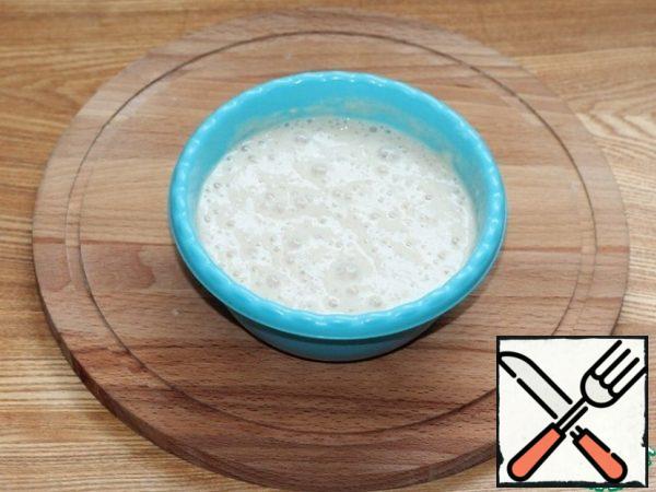 Prepare a decoction. Mix 2 tablespoons of flour with dry yeast. Add sugar and warm milk (50 ml). Stir and place the bowl carefully in a warm place until a foam cap forms.
