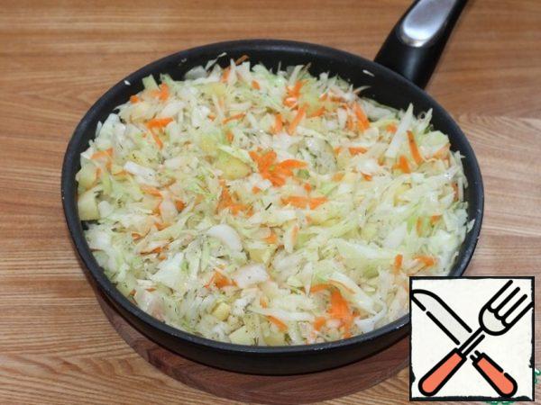 Prepare the filling. Peel and finely chop the vegetables; potatoes, onions, garlic, cabbage and carrots. Stew vegetables in vegetable oil with the addition of broth or water.