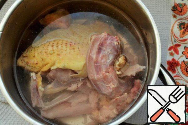 Wash the spine and neck of the chicken, cover with cold water,
cook for 45 - 60 minutes, slightly salted.