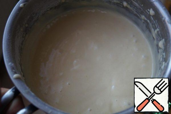 Let's start with the dough. In sour cream, stir the soda to extinguish. Then add in your eggs, sugar, coconut and a little beat into a soft mousse with a whisk. Sift the flour and add to the dough, mix well and leave the dough for 15 minutes to rest.