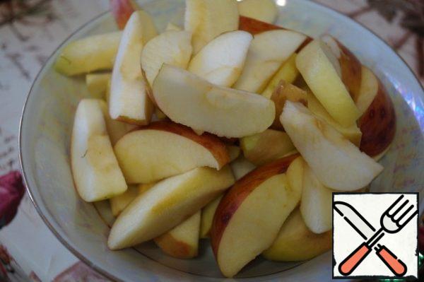 Wash the apples, cut out the core and cut into slices.