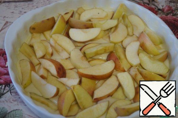Form for baking grease soft butter. Pour half of the dough and put the apples. Then close the apples with the second half of the dough.