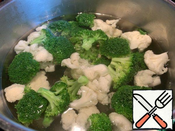 Cauliflower and broccoli pour cold water and put on a high heat. As soon as the water boils discard the cabbage in a colander and dip in cold water. Drain and dry the inflorescences with a paper towel.