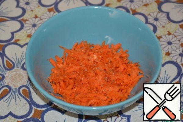 Grate the carrots on a coarse grater, add a little salt, add lemon juice and hops-suneli. Stir and put to marinate in the refrigerator while we boil and cool the chicken breast.

