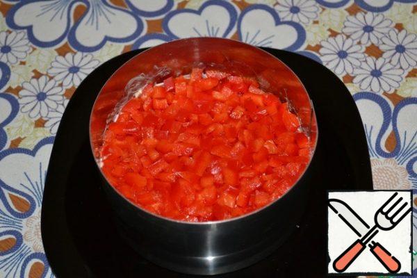 The second layer of red bell pepper, cut into small cubes. Coat with mayonnaise.