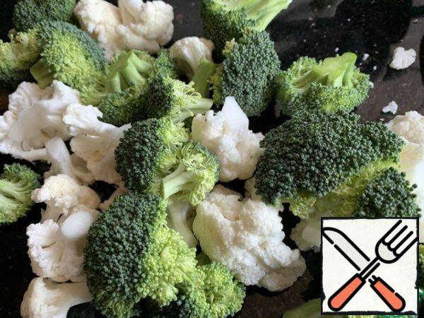 Divide the cauliflower and broccoli into florets.