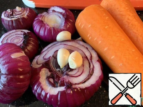 Peel the carrots, onions and garlic.