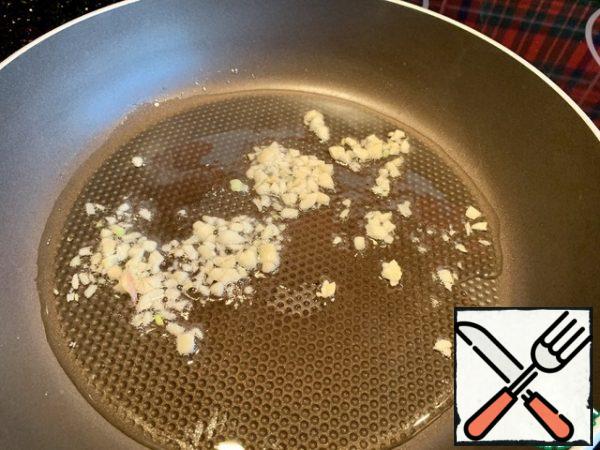 In a hot pan, pour vegetable oil and fry the garlic.