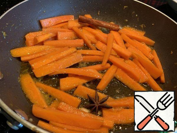 Fry the remaining vegetables in the same pan. Put the carrots in a frying pan, season with salt and pepper, add the juice of half an orange with the pulp, a stick of cinnamon, star anise, honey and season with ground ginger. Cook over medium heat, stirring all the time, for about 12 minutes. Put it out.
