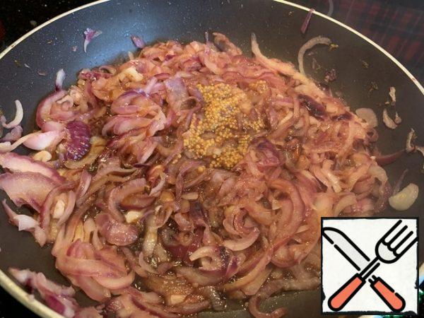 Make the fire stronger and fry the red onion. As soon as the onion starts to juice, add salt, mustard and brown sugar, fry until the onion thickens.
