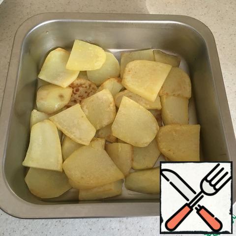 Cut the eggplant and potatoes into thin longitudinal slices. Salt the eggplant and leave for 20-30 minutes to stand. Fry the potatoes in a pan until Golden.