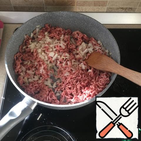 Mince fry with onions in a pan almost until the disappearance of excess moisture. Add the wine. Spices and water. Simmer for 20-30 minutes on medium heat.